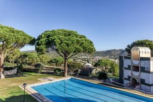 une image d'une piscine dans une maison dans l'établissement Apartamento Rocio en Calella, à Calella de Palafrugell
