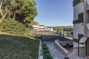 vue d'un bâtiment depuis la cour arrière d'une maison dans l'établissement Apartamento Rocio en Calella, à Calella de Palafrugell