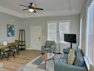 Televiisor ja/või meelelahutuskeskus majutusasutuses 2024 Modern Farmhouse- Cozy Vibes, Rural Charm