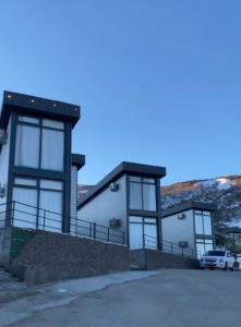 Cảnh núi rừng hoặc tầm nhìn ra núi từ khách sạn