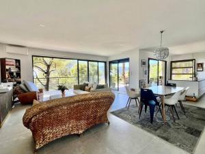 Χώρος καθιστικού στο Villa d'architecte avec vue mer imprenable et piscine chauffée