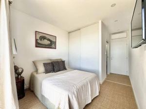 Ένα ή περισσότερα κρεβάτια σε δωμάτιο στο Villa d'architecte avec vue mer imprenable et piscine chauffée