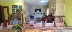 ein Wohnzimmer mit Couch und Kamin in der Unterkunft El Rincón de Gredos in Navaluenga
