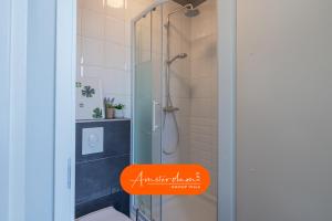 Et badeværelse på Amsterdam Cottage 8 beds 2 bedrooms