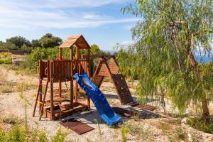 ein Holzspielset mit Rutsche und Spielplatz in der Unterkunft Villa Fani in Supetar