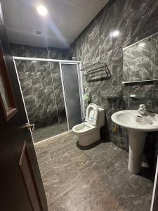 ein Badezimmer mit Dusche, Toilette und Waschbecken in der Unterkunft Bear&Best Homestay in Yuli