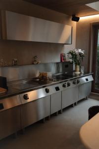 Kuchyň nebo kuchyňský kout v ubytování number nine house + 33 fotografií