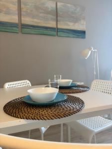 une table avec des bols et des assiettes en dessus dans l'établissement Ksandramare, à Dziwnówek