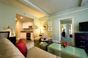 - un salon avec un canapé et une table dans l'établissement Hotel Beacon, à New York