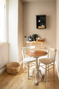 a table and chairs in a room with a kitchen at L'Accademia dei Sogni in Sassari +57 photos