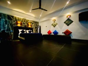 Una sala de estar con un sofá y una chimenea. en Cloudora Inn Kandy, en Kandy