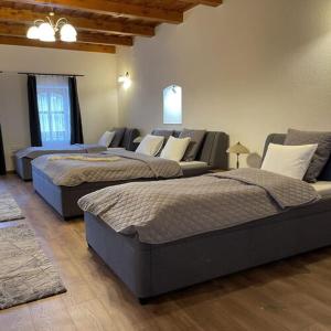 Ένα ή περισσότερα κρεβάτια σε δωμάτιο στο GEREBLYEKŐ Vendégház +22 φωτογραφίες