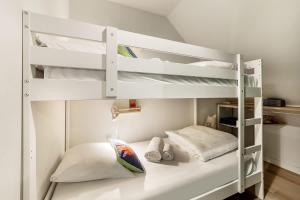 Giường trong phòng chung tại Armor beautiful renovated apartment 2 bedrooms