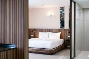 une chambre avec un lit et une fenêtre dans l'établissement One Budget Hotel Chiangrai Bypass-West, à Ban Hua Khwai (1) 87 autres photos