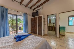 Ένα ή περισσότερα κρεβάτια σε δωμάτιο στο Sunset Villa, comfortable house steps from the beach +11 φωτογραφίες