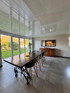 une grande salle à manger avec une table et des chaises dans l'établissement Coeur d'Argonne, à Dombasle-en-Argonne