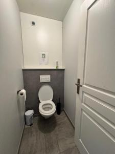 - une petite salle de bains avec des toilettes et une porte dans l'établissement Coeur d'Argonne, à Dombasle-en-Argonne 20 autres photos