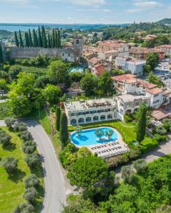 Bazén v ubytování AHG Golf Hotel Porta Del Sole nebo v jeho okolí