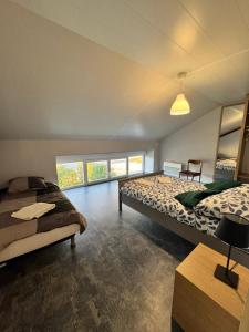 une chambre avec deux lits et une table dans l'établissement Coeur d'Argonne, à Dombasle-en-Argonne