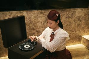a young woman is looking at a camera at 컬리넌 호텔 앤 스파 in Seoul