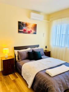 Ένα ή περισσότερα κρεβάτια σε δωμάτιο στο Spacious and cosy 2BR in Balwyn
