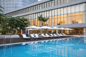 Бассейн в LOTTE Hotel Yangon или поблизости