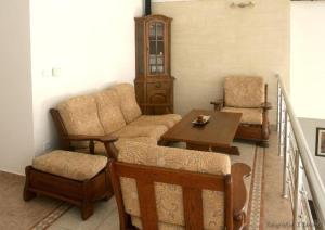 ein Wohnzimmer mit Sofa, Stühlen und einem Tisch in der Unterkunft Villa Vesna in Opatovac