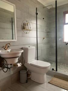 ein Badezimmer mit Toilette, Waschbecken und Dusche in der Unterkunft Out to Sea in Wilderness