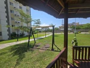 einen Spielplatz in einem Park mit einem Hydranten in der Unterkunft Ocean View Apartments in Sakumona