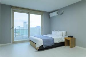 En eller flere senge i et værelse på Yeosu Hotel Zava