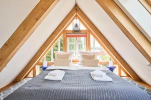 a bed in the middle of a attic at Das Wewelsflether Bäckerhaus - 250qm für 12 Gäste in Wewelsfleth