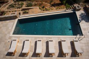 Draufsicht auf einen Swimmingpool mit Liegestühlen in der Unterkunft Ferienhaus mit Privatpool für 8 Personen ca 180 m in Agios Nikolaos, Kreta Ost-Kreta in Agios Nikolaos