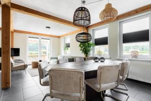 a dining room with a table and chairs at Villa Crème de la Kremmer met Hottub & Sauna | 8 personen in Gasselte