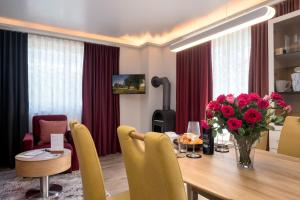 萨斯尼茨Villa Nause-FeWo Buchenfreund mit Spa und Freizeit的餐桌上放着一瓶鲜花