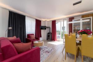 萨斯尼茨Villa Nause-FeWo Buchenfreund mit Spa und Freizeit的客厅里有一张粉色沙发和一张桌子