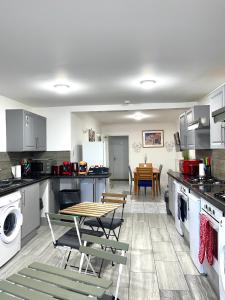 eine Küche mit einem Tisch und Stühlen darin in der Unterkunft 12 Penn Gardens- Apart 2 in Friern Barnet + 3 Fotos