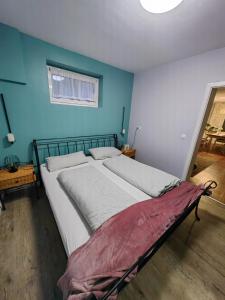 ein großes Bett in einem Zimmer mit blauer Wand in der Unterkunft Ferienwohnung Am Heimathof in Dorsten