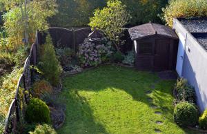 an aerial view of a garden with a small shed at Ferienhaus Meerzeit in Dornum