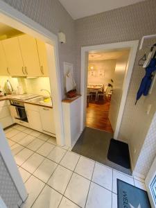 eine Küche mit weißen Schränken und ein Esszimmer in der Unterkunft Ferienwohnung Am Heimathof in Dorsten