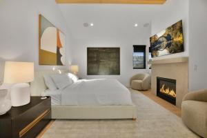 Postel nebo postele na pokoji v ubytování Kraft Villa + 55 fotografií