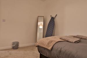 Postel nebo postele na pokoji v ubytování Littlebrooke House, Bolton, Free Parking, by NMB Property