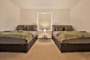 Postel nebo postele na pokoji v ubytování Littlebrooke House, Bolton, Free Parking, by NMB Property