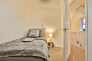 Postel nebo postele na pokoji v ubytování Littlebrooke House, Bolton, Free Parking, by NMB Property + 19 fotografií