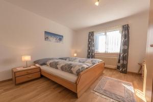 une chambre avec un lit et une fenêtre dans l'établissement Chesa Talvo, à Samedan