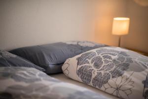 un lit avec un oreiller avec une fleur dessus dans l'établissement Chesa Talvo, à Samedan