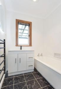 Ένα μπάνιο στο Shire Peak Farm Near Hobbiton Stunning Views