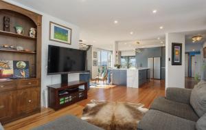 Μια τηλεόραση ή/και κέντρο ψυχαγωγίας στο Shire Peak Farm Near Hobbiton Stunning Views