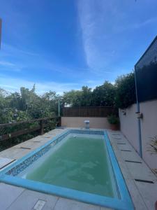 a swimming pool in the backyard of a house at Casa con vista al mar in Búzios
