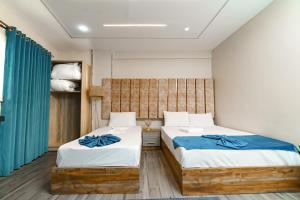 1 dormitorio con 2 camas con arcos azules en Sand pyramids hotel, en Giza