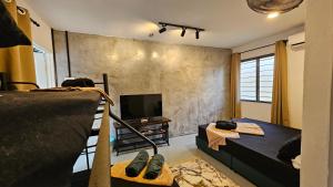 Un televizor și/sau centru de divertisment la Batu Puteh Chalet by the River, Pool, WIFI